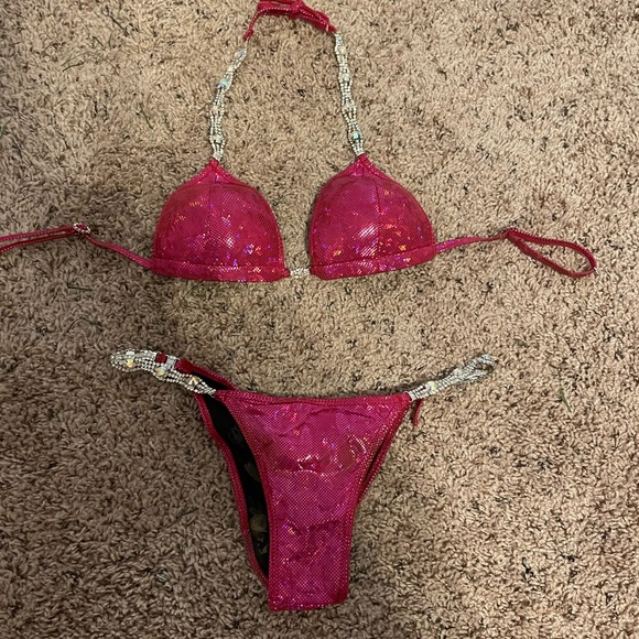 Cranberry competition stage bikini - Picture 3 of 3